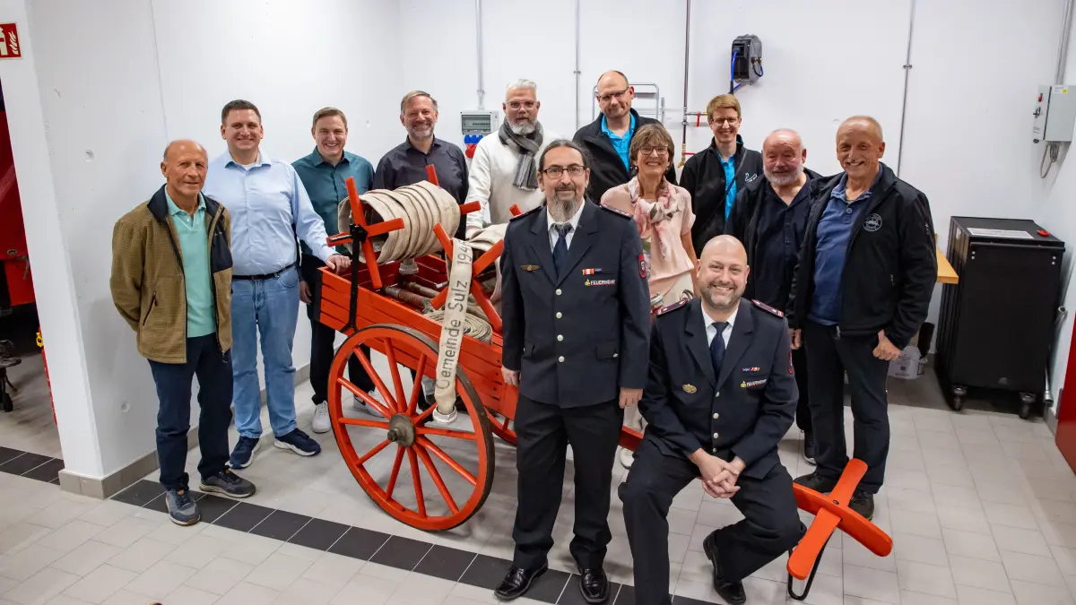 Die Sulzer Vereine gratulierten der Feuerwehr mit liebevoll ausgesuchten Geschenken zum neuen Feuerwehrhaus und drückten ihre Wertschätzung aus