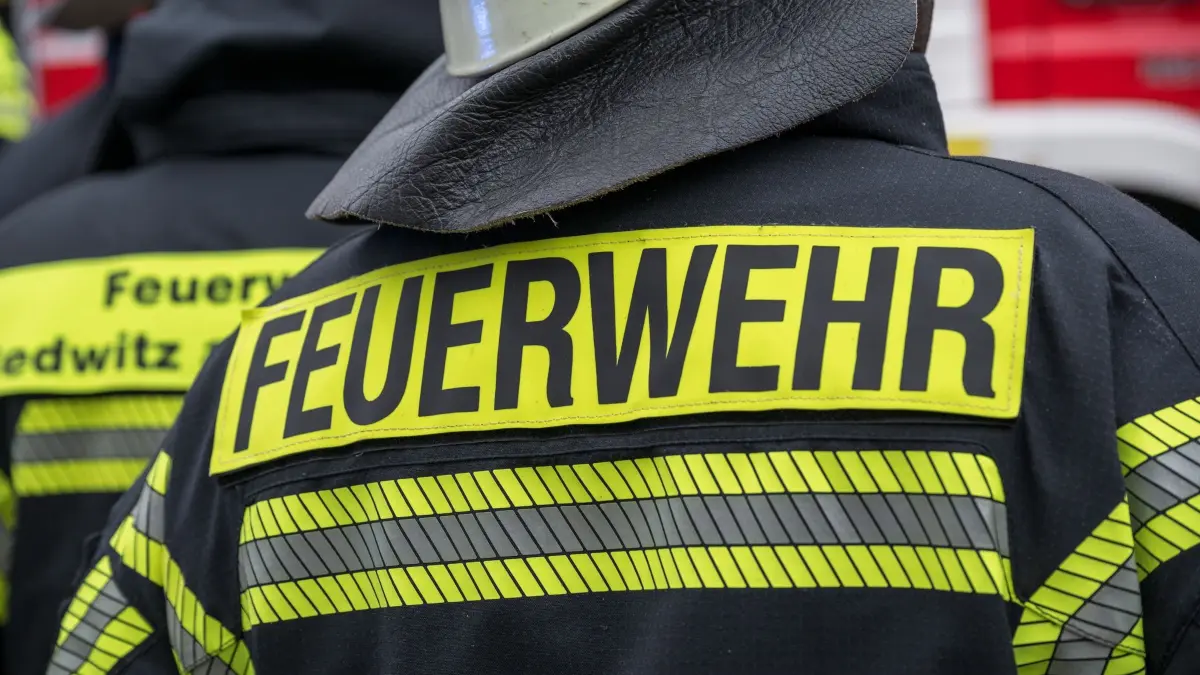 Feuerwehr: Eine Einsatzkraft der Feuerwehr. (zu dpa: «Hausbewohner löscht Feuer – Mann kommt ums Leben»)