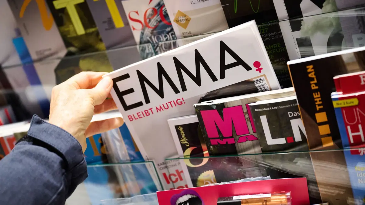 Zeitschrift „Emma“ wird eingestellt: 21.10.2026, Bremen: Die Zeitschrift «Emma» wird in einem Geschäft verkauft. Vor knapp 50 Jahren erschien die erste «Emma» - gegründet von Alice Schwarzer. Jetzt kündigt die Frauenrechtlerin das Aus ihrer Zeitschrift an. Foto: Sina Schuldt/dpa +++ dpa-Bildfunk +++