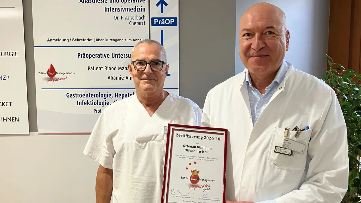 Freuen sich über die erneute Zertifizierung des Patient Blood Managements am Ortenau Klinikum Offenburg-Kehl: Chefarzt Dr. Friedrich Afflerbach (links) und Oberarzt Dr. Josef Thoma.