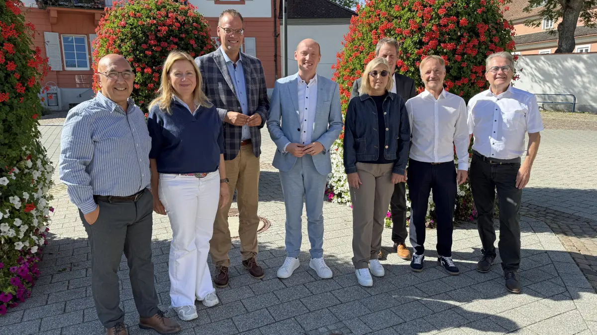 Gemeinsam über die Zukunft Bad Dürrheims im Gespräch: Can Zileli, Dr. Barbara Fink, Landtagsabgeordneter Andreas Braun, Bürgermeister Jonathan Berggötz, Karen Roeckl, Fachbereichsleiter Markus Stein, Kur- und Bäder-Geschäftsführer Markus Spettel sowie Wolfgang Reichmann.