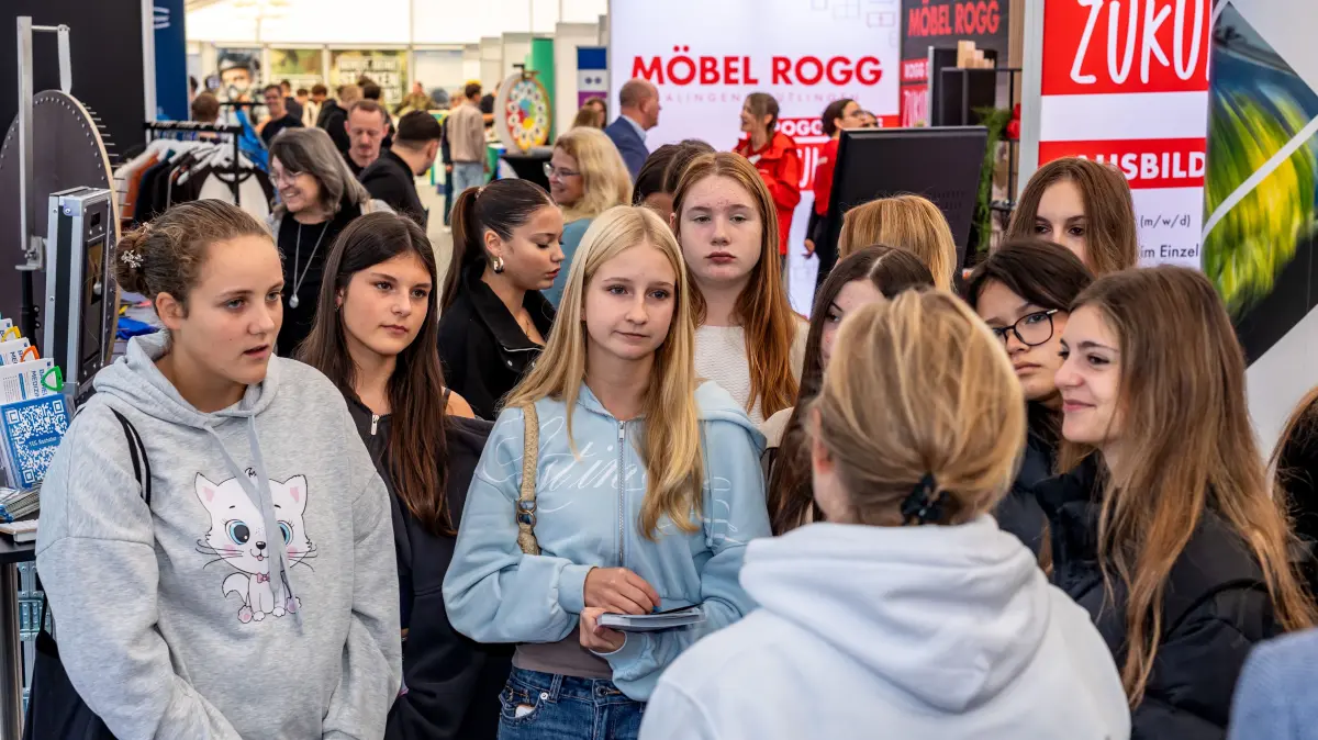 Zahlreiche Schülerinnen und Schüler nutzten die Möglichkeit, sich auf der Bildungsmesse Visionen zu informieren.