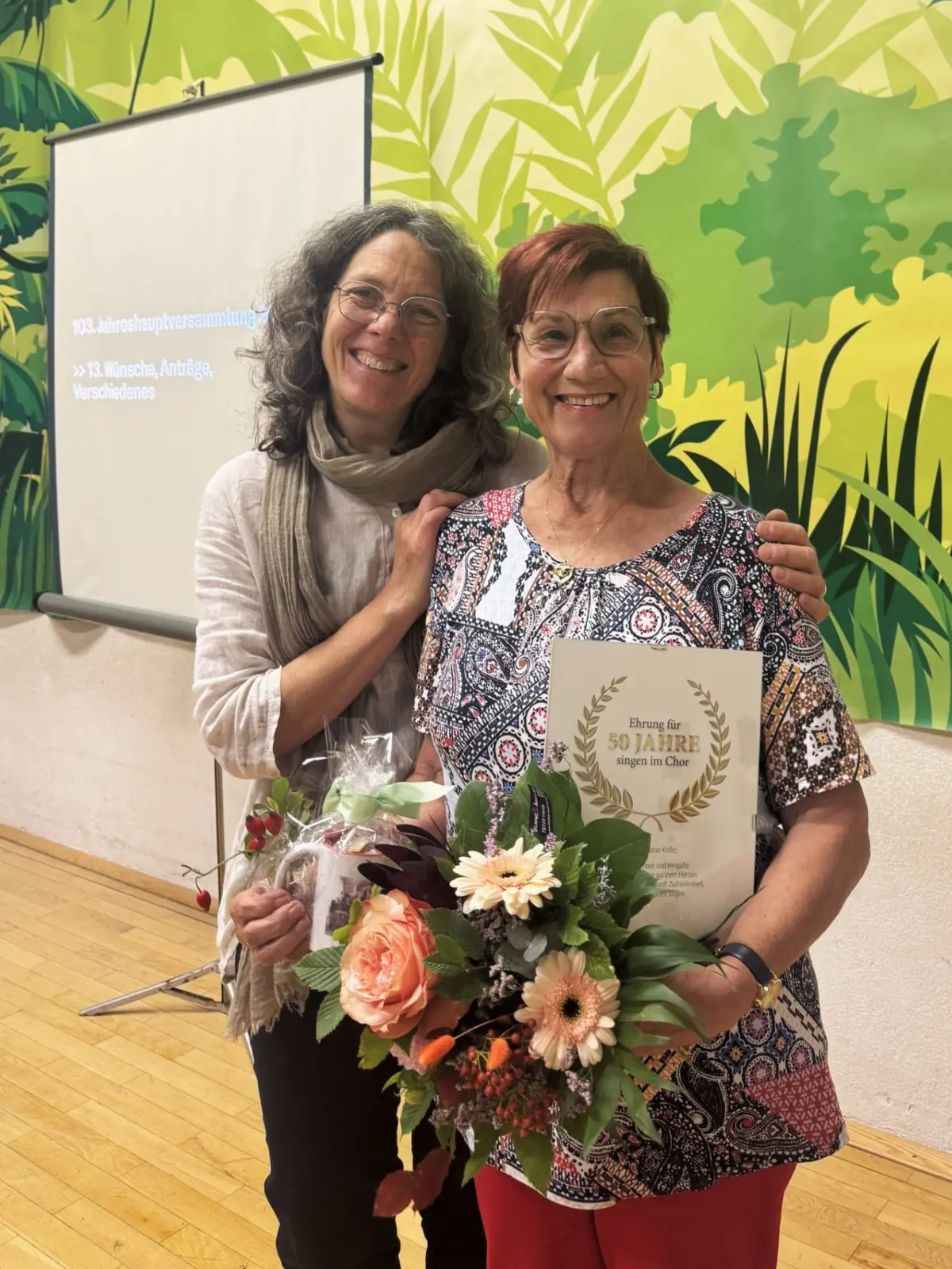 Bild 3: Rosemarie Keller wurde in der letzten Hauptversammlung des Gesangvereins von Franziska Grauer für 50jährige aktive Mitgliedschaft geehrt
