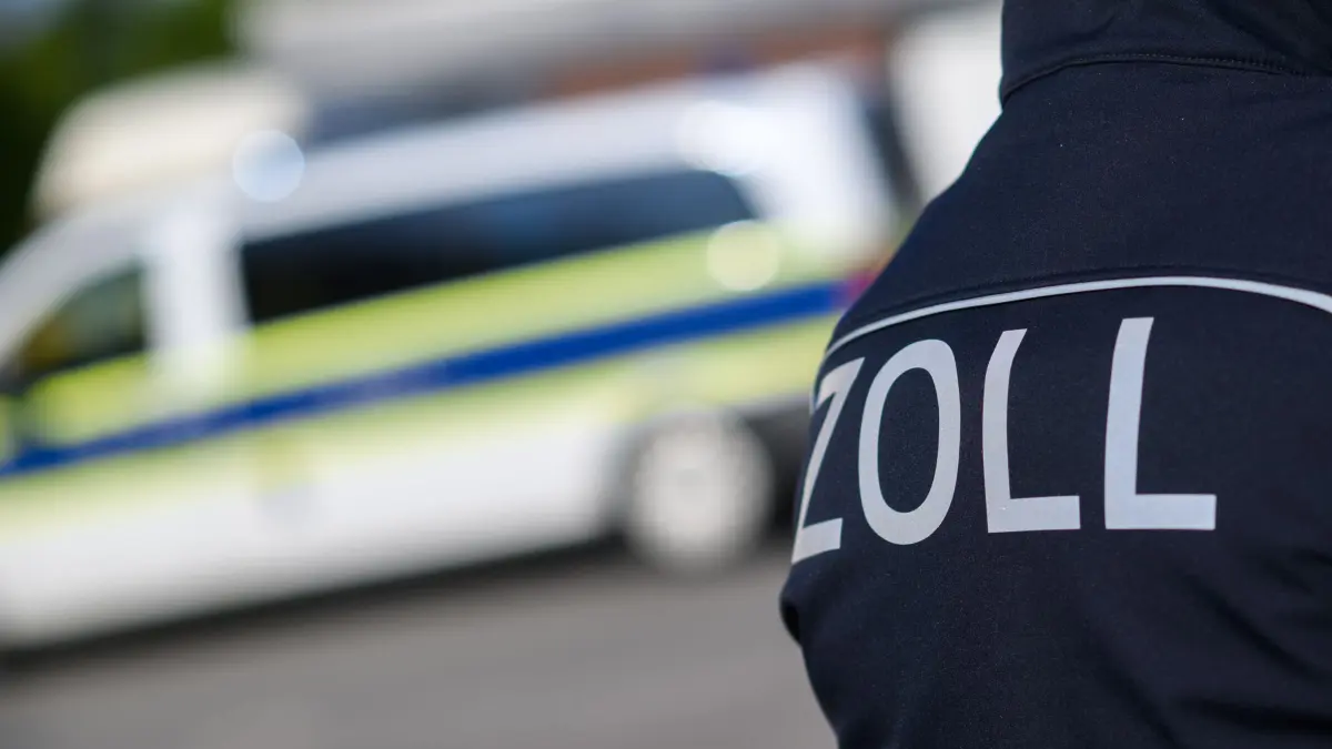 Zoll - Symbolbild: ARCHIV - 23.04.2024, Niedersachsen, Garbsen: Zollbeamte sind bei einer Kontrolle im Einsatz. (zu dpa: «Rund 1,3 Millionen unversteuerte Zigaretten beschlagnahmt») Foto: Julian Stratenschulte/dpa +++ dpa-Bildfunk +++