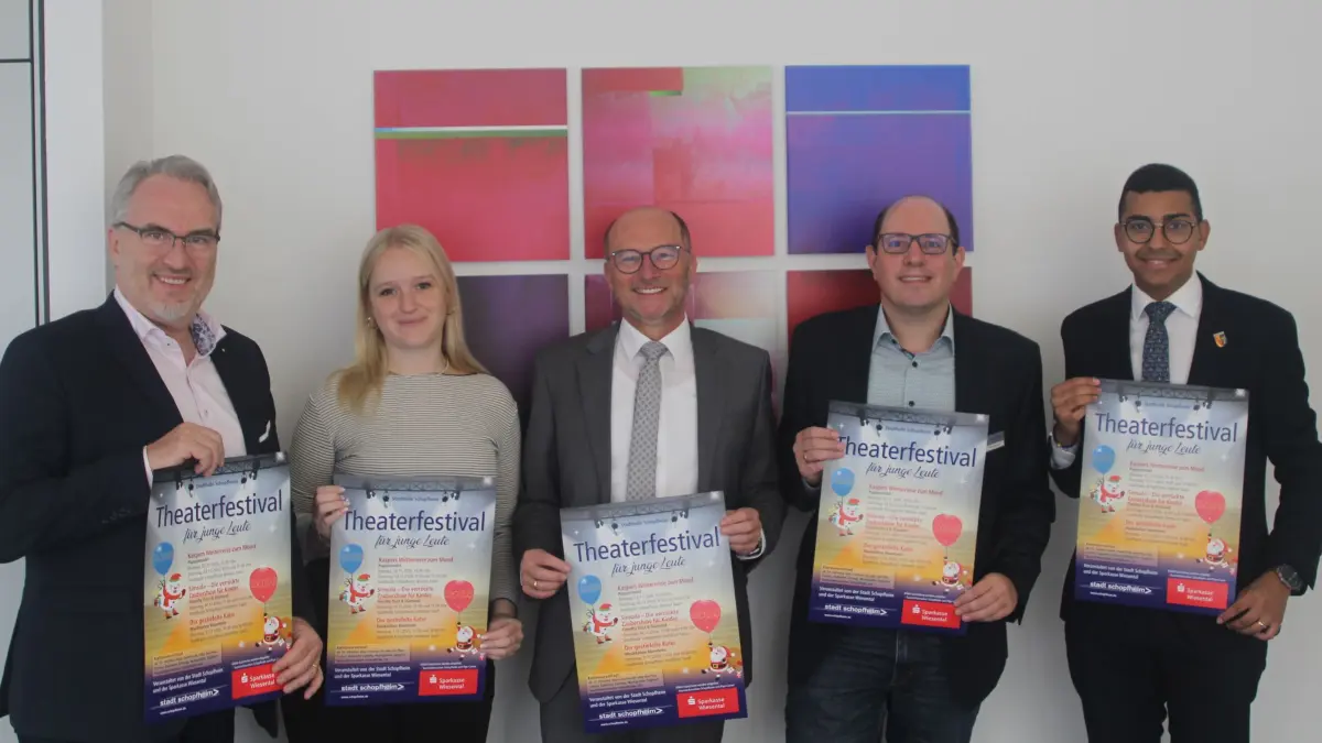 Das "Theaterfestival für junge Leute" wird von der Stadt Schopfheim und der Sparkasse Wiesental organisiert. Michael Esser (v. l.), Leiter Vertriebsmanagement und Marketing, Isabel Philipp (Jugendmarketing, Veranstaltungen für Kinder), Vorstandvorsitzender Georg Ückert (alle Sparkasse Wiesental), Patrik Bender, Fachbereichsleiter Bürgerservice und Ordnung, und Kulturbeauftragter Patrik Schmidtner (beide Stadtverwaltung Schopfheim).