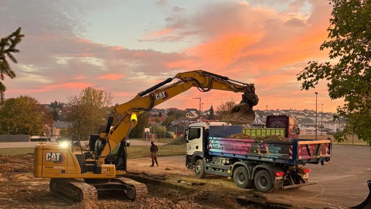 Die Erdarbeiten für den neuen Container sind im vollen Gange: Die Bauwagen-Mitglieder packen bei schönem Wetter auch unter der Woche an Feierabenden an.
