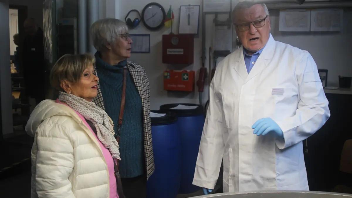 Reinhard Geisler (rechts) erklärte den Besuchern, wie die Kaffeebohnen in Schopfheim verarbeitet werden.