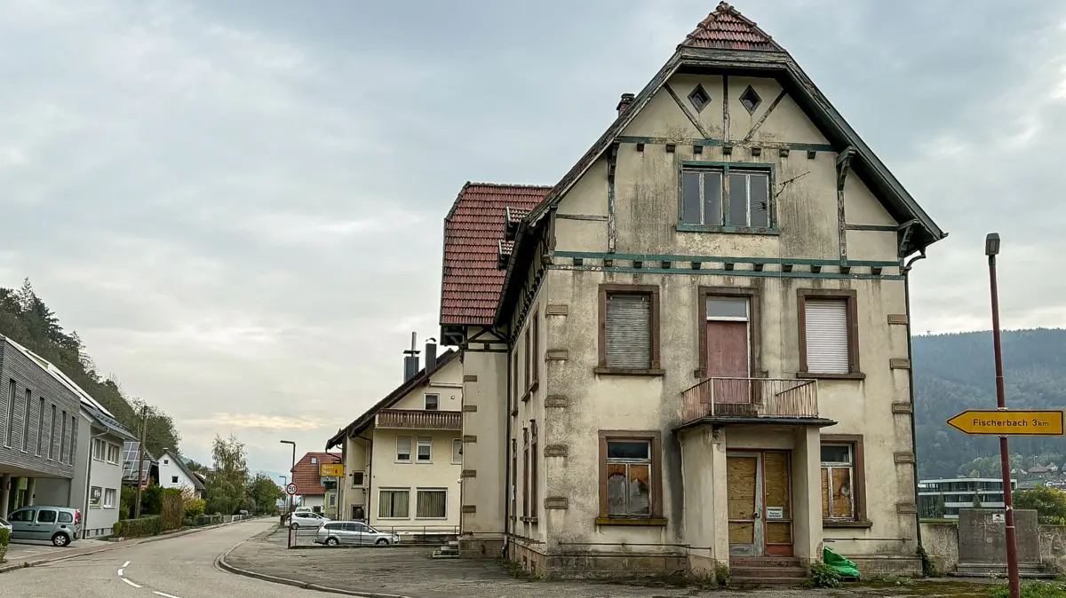 Das ehemalige Gasthaus „Arche“ in Haslach wird abgerissen und mit Wohnungen bebaut, das benachbarte Gebäude (ehemals Bienen-Maier) wird umgebaut und an den kommenden Neubau angepasst.