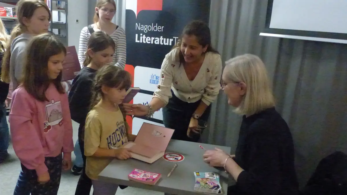Mira Sol signiert Buch für Kinder