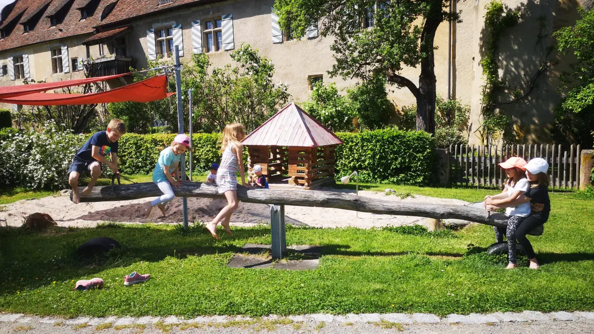 Kinder vor Hitze schützen: Auf dem Spielplatz in Dettensee hängen bereits Sonnensegel. Aber wie sieht es in den Gärten der Kindertagesstätten in Horb und den Teilorten aus? Werden vielleicht auch weitere Jalousien benötigt?