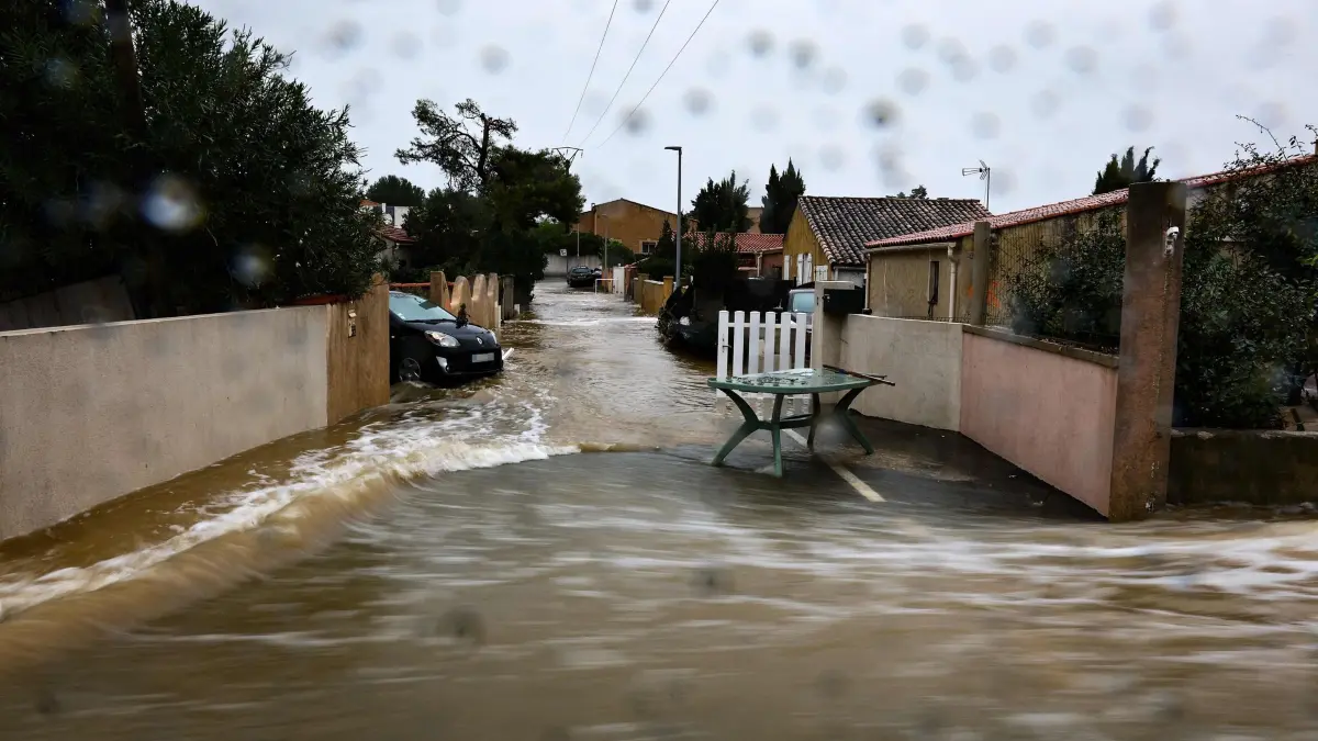 Unwetter in Frankreich: Diese Aufnahme mit langer Belichtungszeit zeigt eine überflutete Straße in einem Wohngebiet nach heftigen Regenfällen in der Nähe von Marseille im Südosten Frankreichs. Starke Regenfälle, die am 19. Oktober 2026 einsetzten, führten über Nacht zu erheblichen Überschwemmungen in mehreren Fließgewässern, vom Département Hérault bis zum Département Bouches-du-Rhône im Südosten Frankreichs, wodurch Dutzende Menschen evakuiert oder in Sicherheit gebracht werden mussten. (zu dpa: «Drei Tote bei Unwettern in Südfrankreich»)