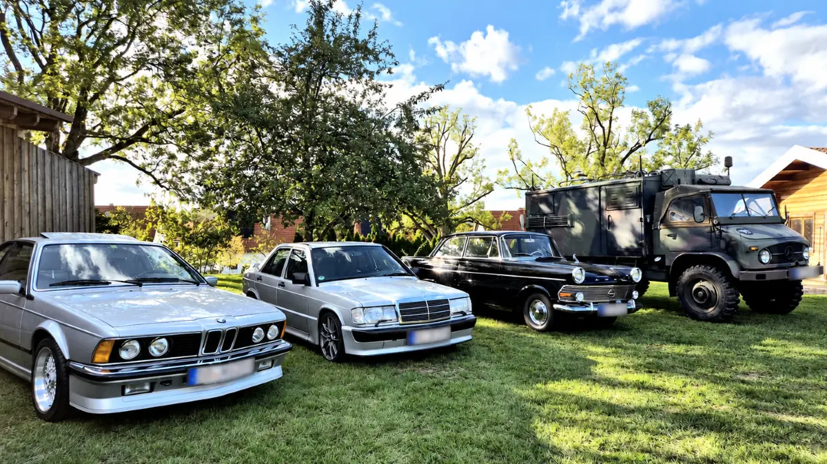 Die Oldtimer wurden beim Treffen im Garten zur Besichtigung aufgereit.
