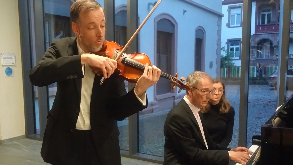 Als versiertes Duo stellten sich der Schönauer Geiger Tobias Schlageter und der Schopfheimer Pianist Michael Donkel bei den Wiesentäler Kulturwochen vor.