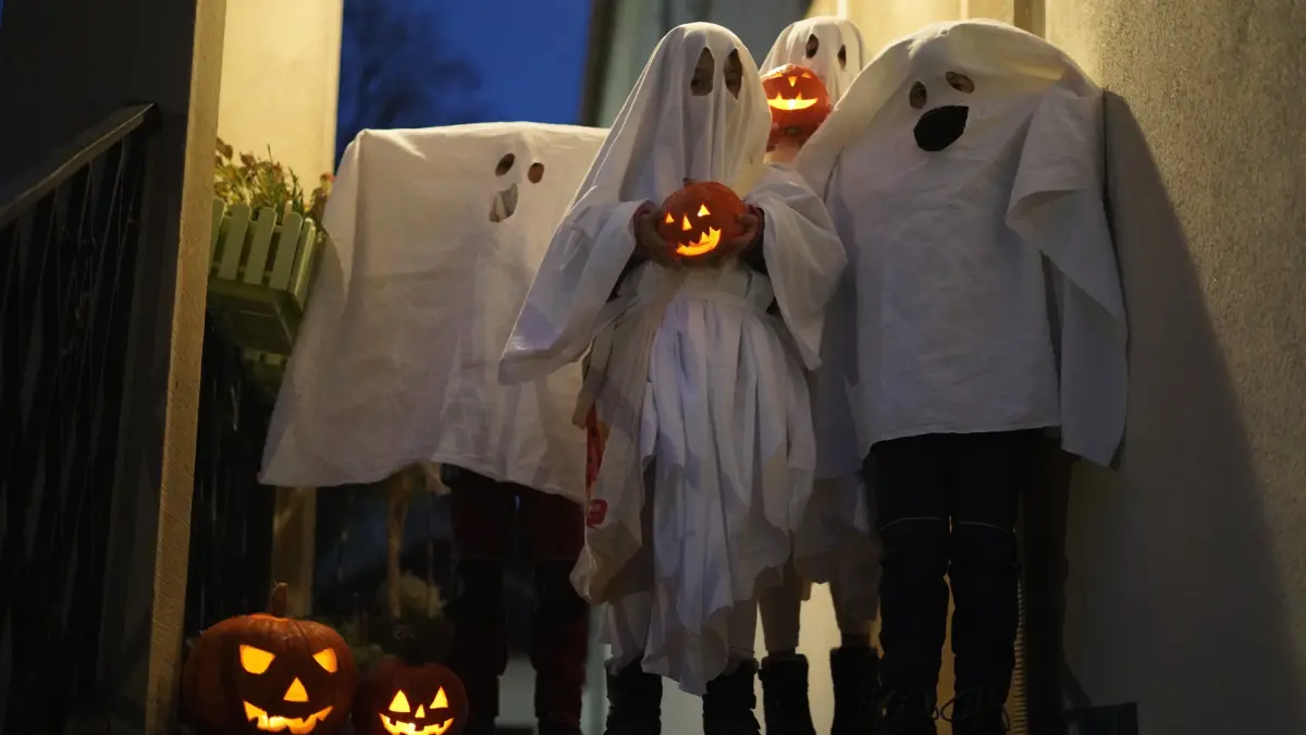 Mit Kürbisschmuck und Geisterkostüm. Halloween findet auch hierzulande immer mehr Fans.