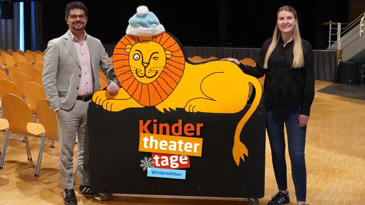 Dario Rago und Romy Baier-Frey vom Kulturamt Rheinfelden freuen sich auf viele tolle Vorstellungen im Rahmen der Kindertheatertage.
