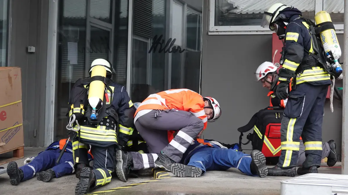 Die geretteten Personen werden bei der Übung von der Feuerwehr erstversorgt.