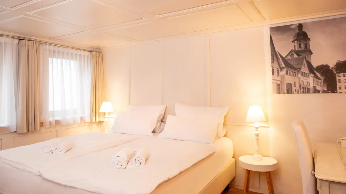 Eines der schmucken Pensionszimmer.