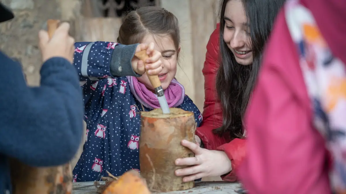 Zum Beginn des Herbstferienprogramms können Familien mit Kindern Rübengeister schnitzen.