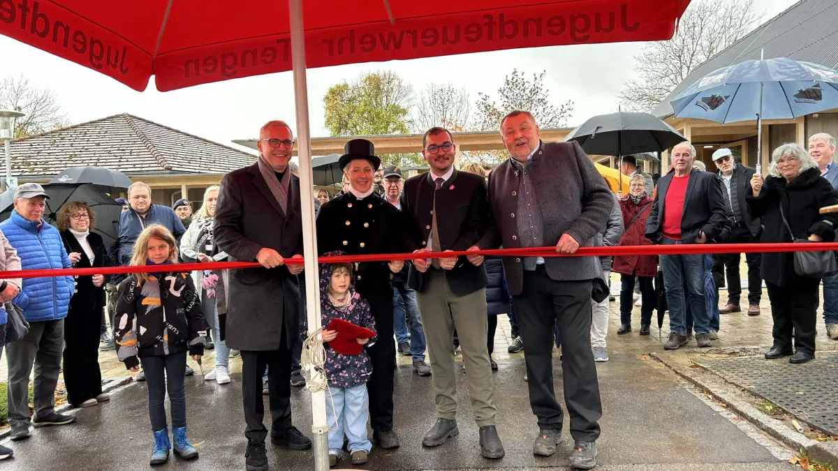 Feierliche Eröffnung der Gewerbeausstellung (von links): Jan Dietz (Präsident des Bundes der Selbstständigen Baden-Württemberg), Bezirksschornsteinfegerin Simone Rapp, Bürgermeister Selcuk Gök und Edwin Keller (Vorsitzender des Gewerbevereins Tengen).