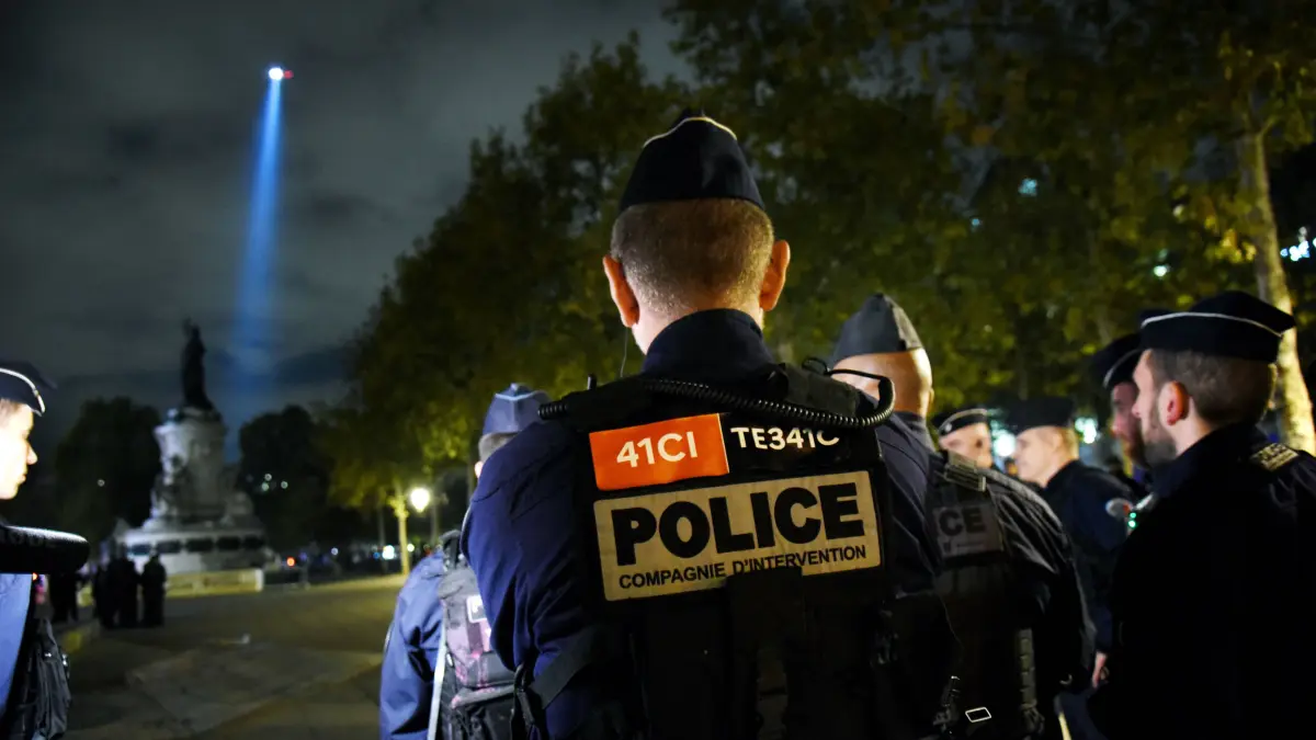 Ein Helikopter der Polizei überfliegt am 20. Oktober 2026 den Place de la Republique in Paris. Die Sicherheitskräfte rechnen an diesem Wochenende wieder mit schweren Unruhen und rüsten sich für die Proteste.