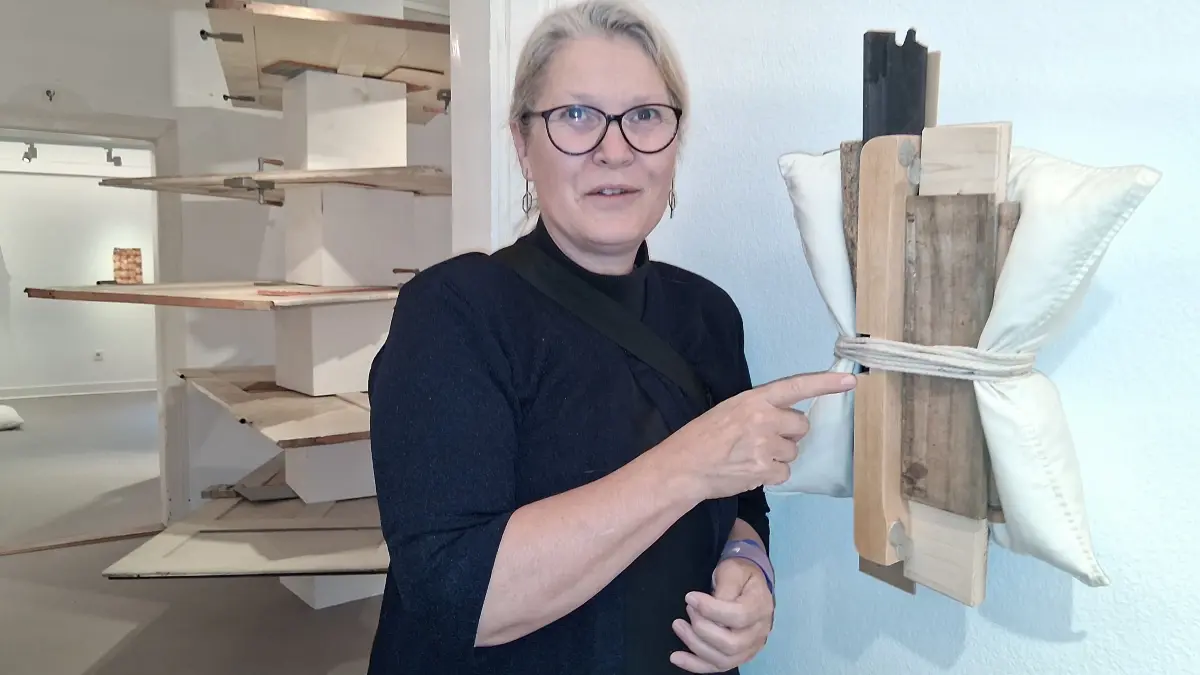 Lisbeth Parisius’ „Keeping it Together“ besteht aus Holz, Gummi, Seil und Kissen. Das Kunstwerk ist im Rahmen der Ausstellung „Poubelle: Kunst aus Wertlosem - Altes neu denken“ zu sehen.