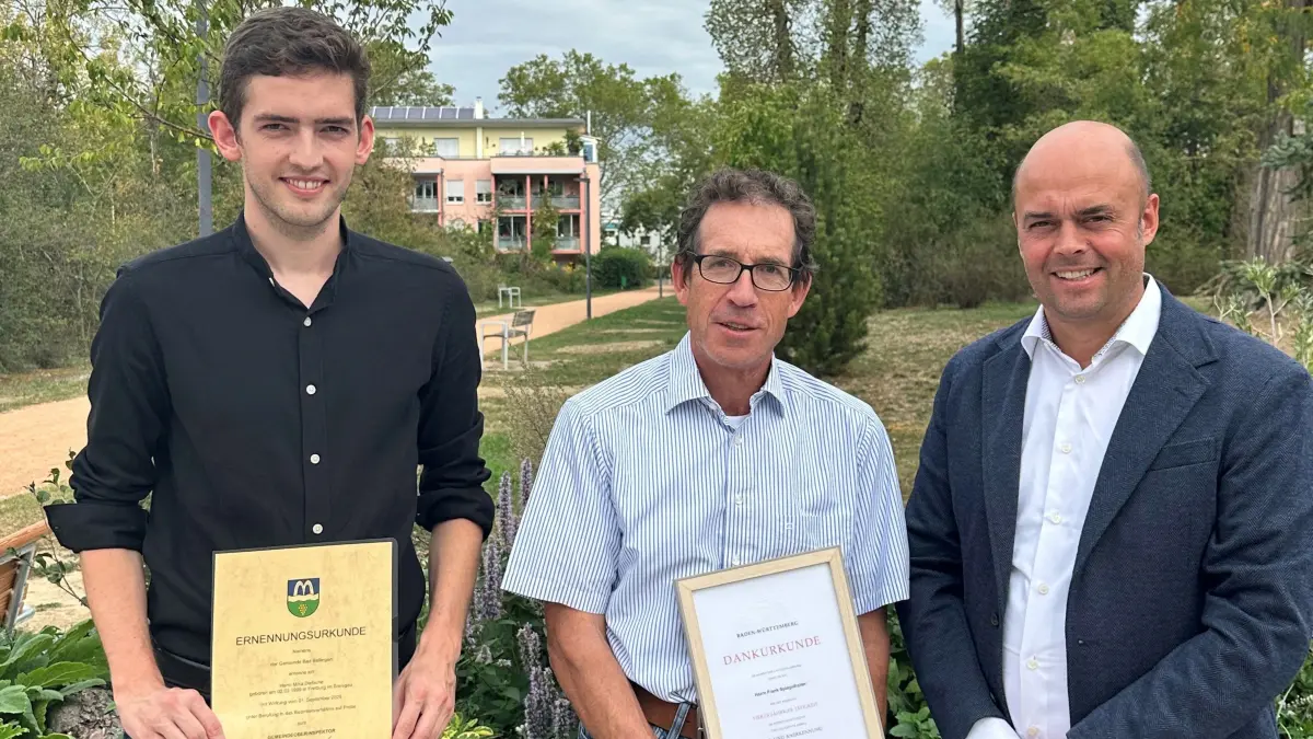Mika Dietsche (l.) übernimmt das Bad Bellinger Rechnungsamt, wenn Frank Spiegelhalter (Mitte) zum Ende des Jahres in den Ruhestand geht (rechts Bürgermeister Carsten Vogelpohl).