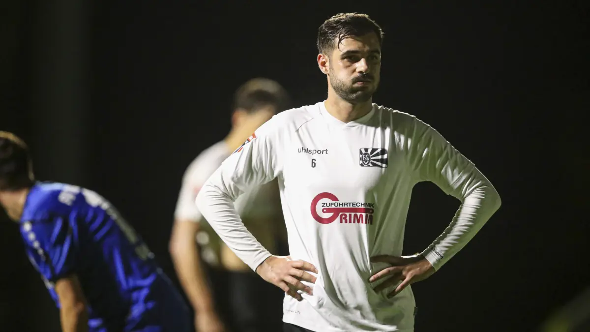 Georgios Pintidis, hier nach dem 0:5 gegen Ravensburg, könnte für den verletzten Fabio Liserra in die Innenverteidigung rücken.