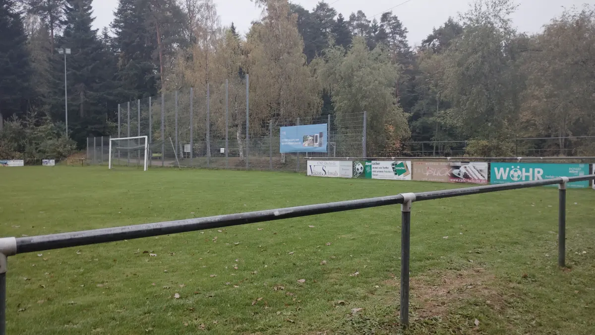 Die Pflege von Sportplätzen ist aufwendig.