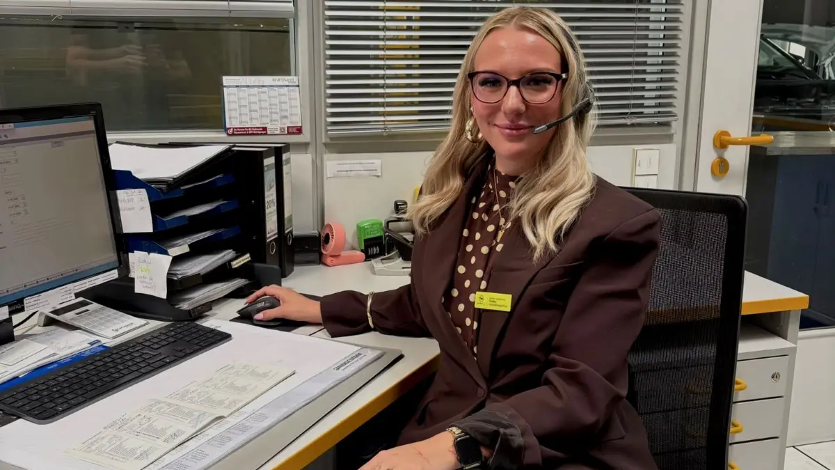 Celine Josephine Fuchs im Servicebereich des Autohauses Kussmaul: Der direkte Kontakt zu den Kunden liegt der angehenden Kauffrau für Büromanagement besonders am Herzen.