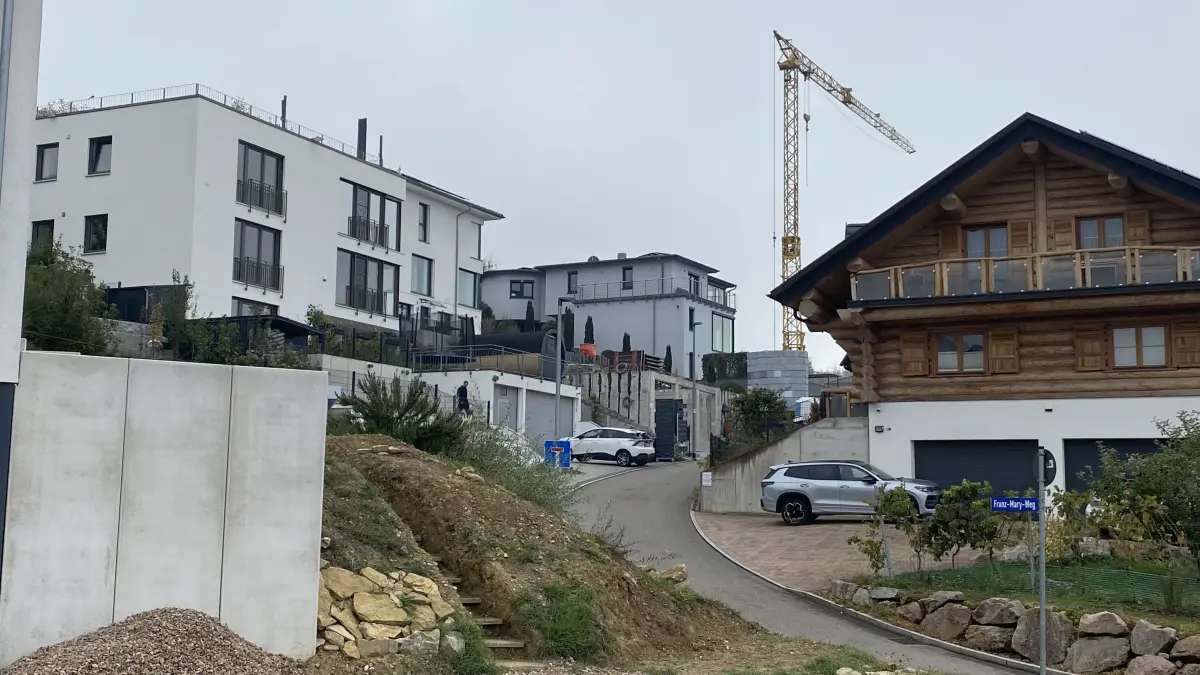 Diskutiert wurde im Bauausschuss die Umwandlung eines Kellers und einer Einliegerwohnung in Ferienwohnungen – beide liegen im Baugebiet „Hinterm Hof 2“.