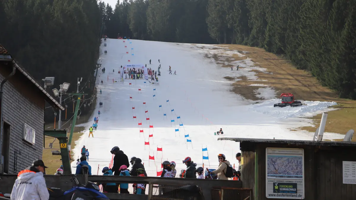 Bild: Auch bei Simon Hettich am „Weißenbachgletscher“ steigen die Preise – Hettich schafft es mit unglaublichem Einsatz, das Skifahren bis in den März hinein zu ermöglichen