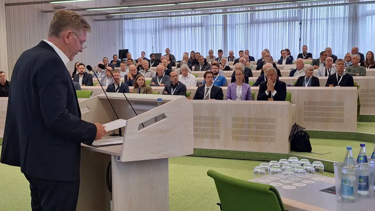 Der Erste Landesbeamte Frank Wiehe (links) eröffnete den vierten Klimakongress in Wart