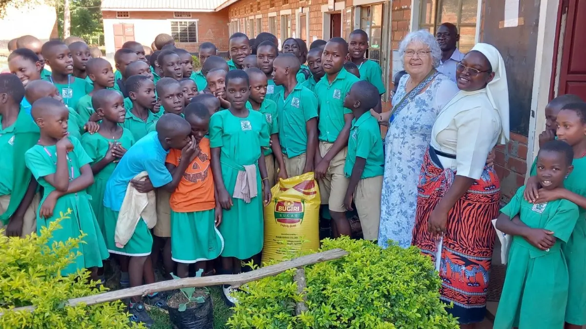 Johanna Schwidergall bei einem früheren Besuch in Uganda. Zu sehen ist die Übergabe eines Sacks Zucker an eine Schule.