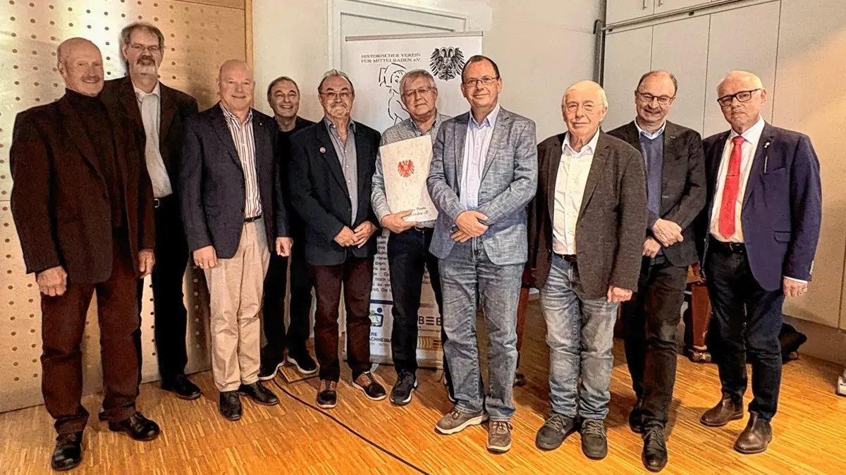 Martin Ruch (von links) wurde als Redakteur der „Ortenau“ verabschiedet. Sein Nachfolger ist Andre Gutmann, daneben der Sprecher der Dr.-Dieter-Kauß-Bibliothek, Martin Lietzau, Ehrenpräsident Wolfgang Mathias Gall, Präsident Ewald Hall, Ehrenmitglied Norbert Klein, Präsident Cornelius Gorka, Präsident Bertram Sandfuchs, Schatzmeister Heinrich Schwendemann und Justiziar Ralf Bernd Herden.
