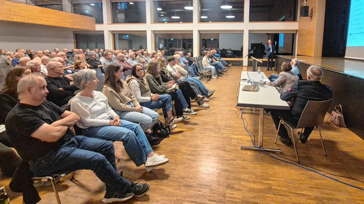 Zahlreiche Bürger besuchten die Einwohnerversammlung in der Festhalle.