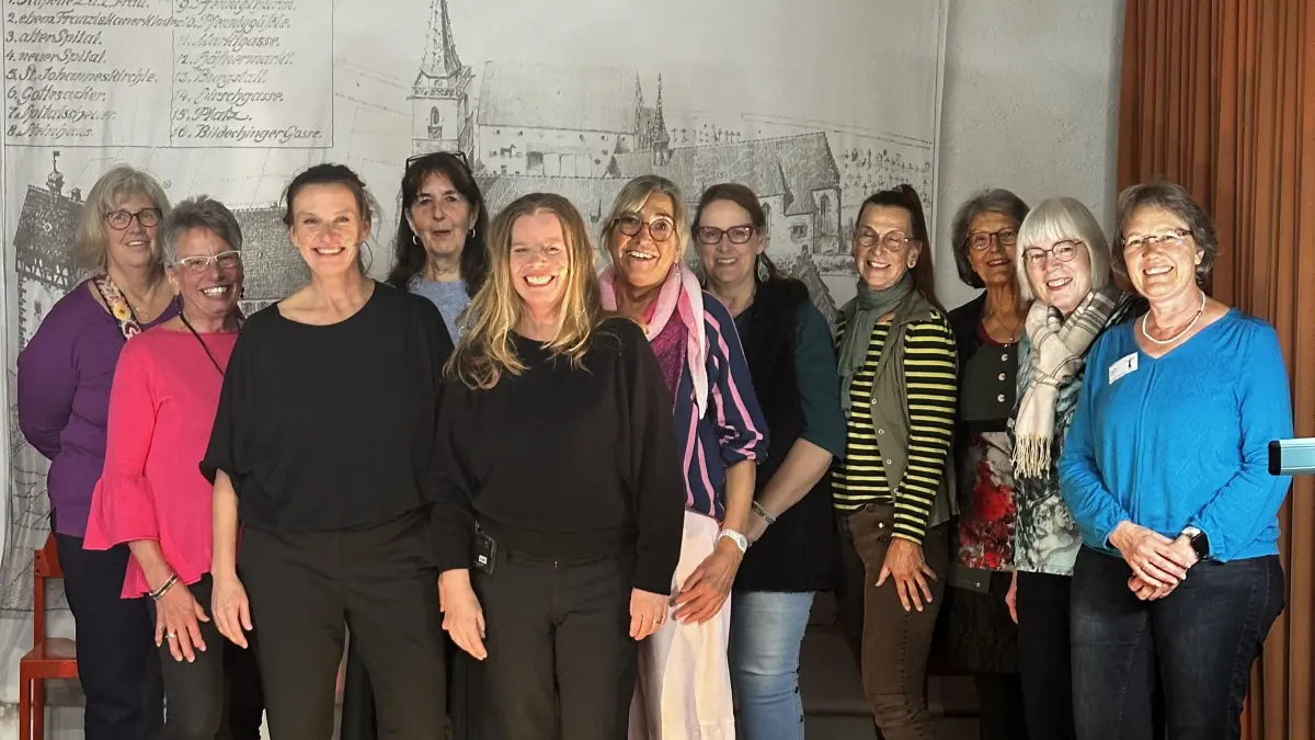 Die Tabutanten aus Aschaffenburg (in Schwarz) mit Ehrenamtlichen der Hospizgruppe Horb und den Koordinatorinnen der Hospizgruppen im Landkreis Freudenstadt.