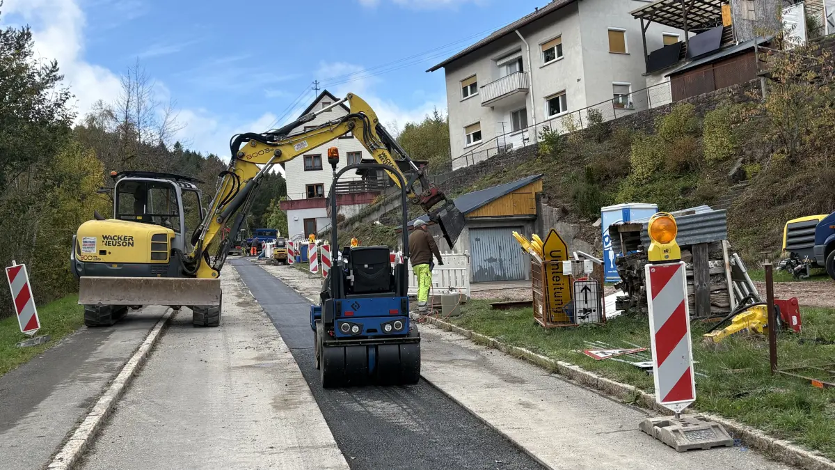 Die Maschinen sind im Einsatz, die Baustelle ist voll im Gange.
