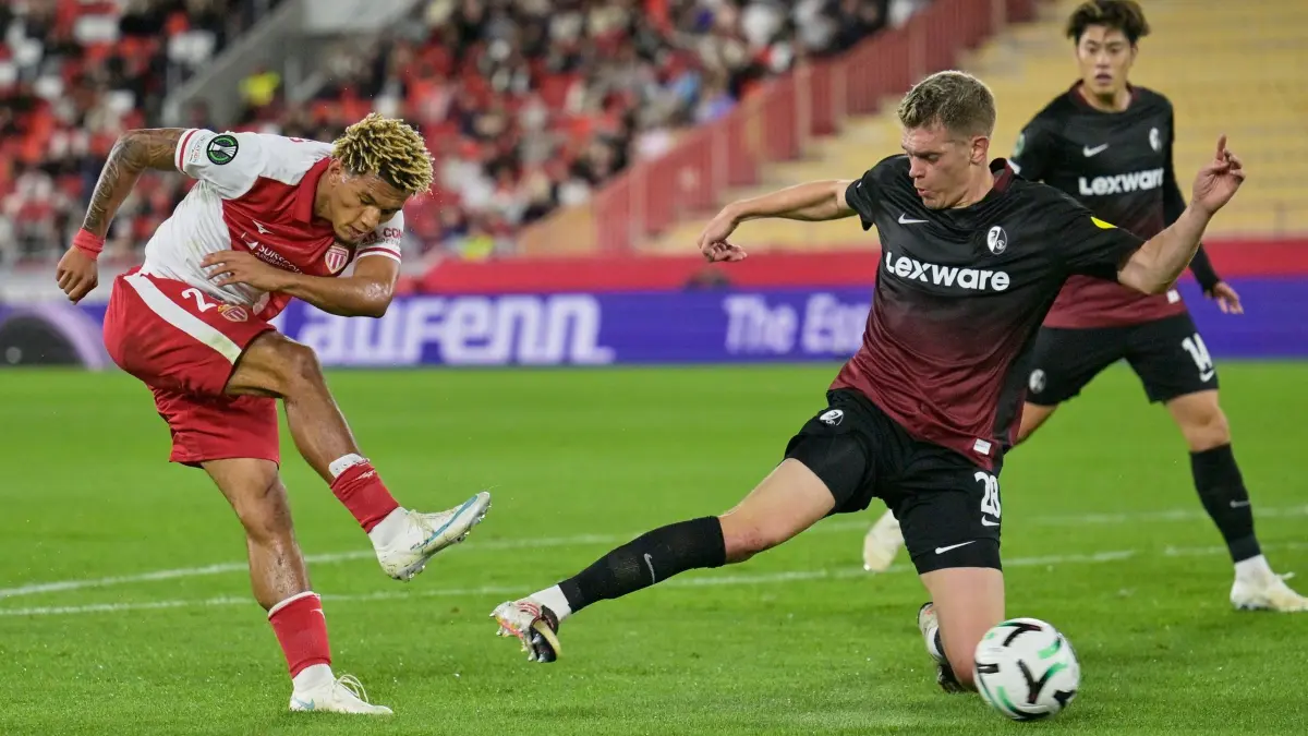 AS Monaco - SC Freiburg: 22.10.2026, Monaco: Fußball, Männer: UEFA Europa Conference League, Vorrunde, 2. Spieltag, AS Monaco - SC Freiburg. Paris Brunner von (l, Monaco) gegen Matthias Ginter (SC Freiburg). Foto: Philippe Magoni/AP/dpa +++ dpa-Bildfunk +++