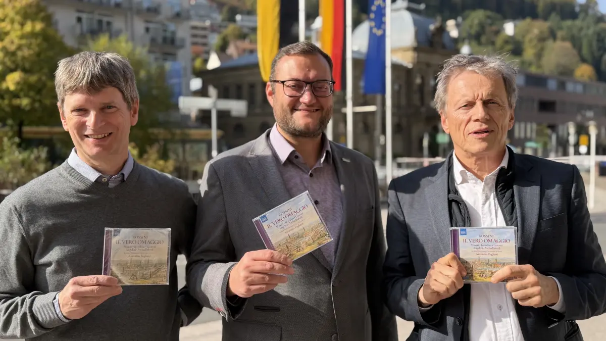 Das Rossini Festival steht als Highlight auch für 2027 im Fokus v.l.n.r. Reto Müller - Künstlerischer Berater, Marco Gauger- Bürgermeister und Jochen Schönleber Intendant mit der neuen Festival CD - Il vero omaggio mit Antonino Fogliani