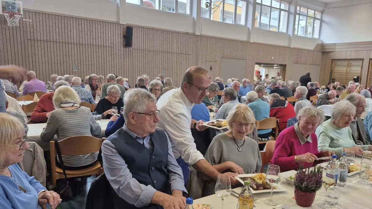 Der neu gewählte Bürgermeister Alexander Schröder half beim Servieren der Speisen mit.