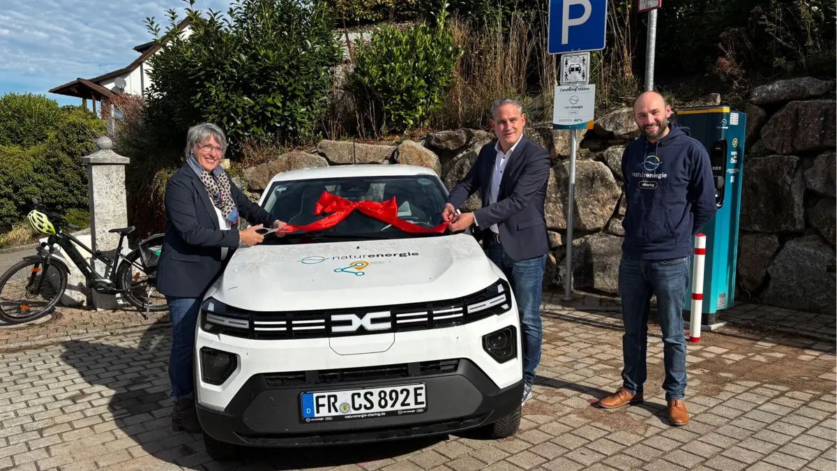Bei der Einweihung des Carsharing-Angebots in Wiechs (von links): Ortsvorsteherin Martina Hinrichs, Bürgermeister Dirk Harscher und Nils Brendlin-Hoesch von Naturenergie