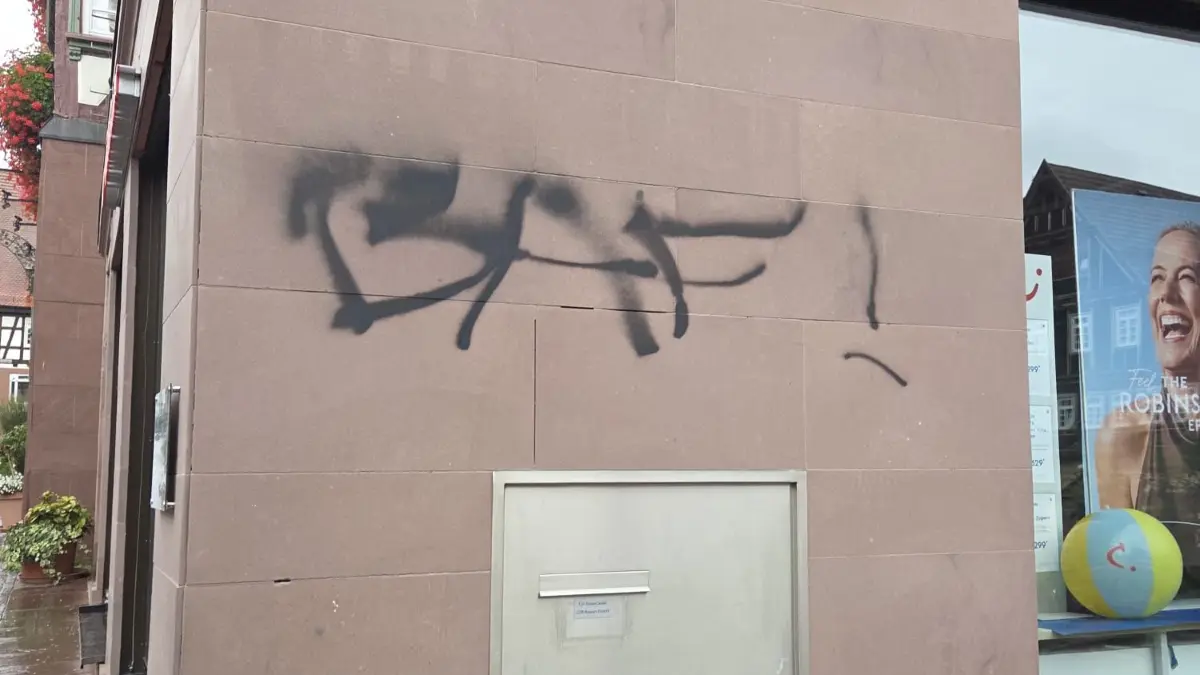 Eines der Gebäude am Marktplatz, das verschandelt wurde.