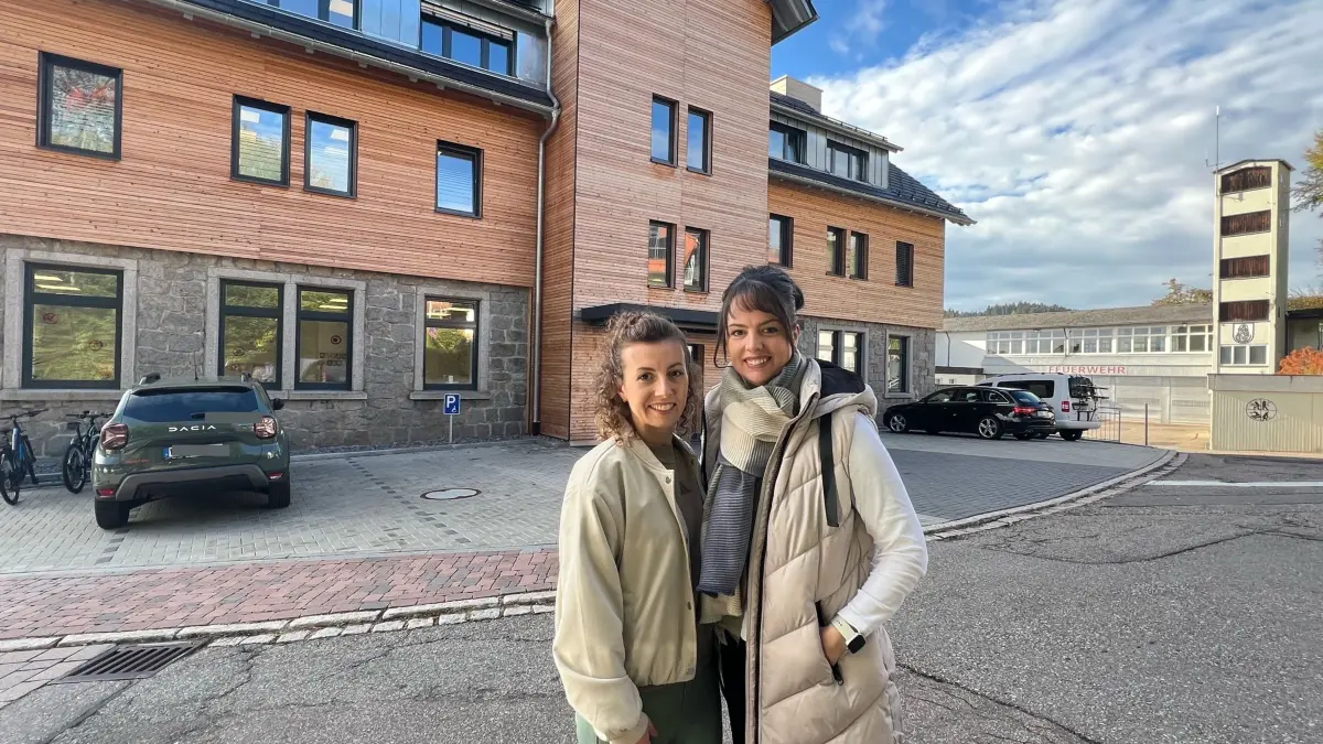 Die Physiotherapeutin Ramona Gutemann, links, und ihre Schwester, die Logooädin Tina Helmle vor dem Schonacher Ärztehaus. Beide werden dort demnächst eine gemeinsame Praxis eröffnen.