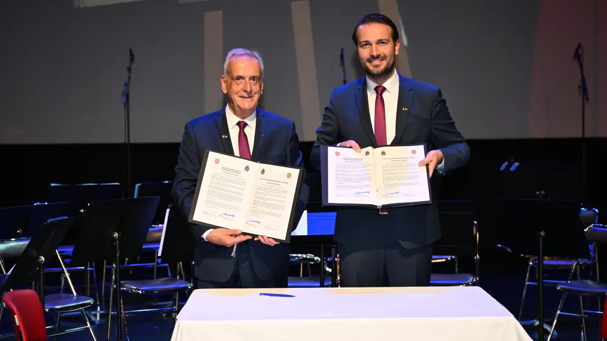 Bürgermeister Jacques Kossowski (links) und Oberbürgermeister Adrian Sonder unterzeichneten die Erklärung zur Erneuerung der Städtepartnerschaft zwischen Courbevoie und Freudenstadt.