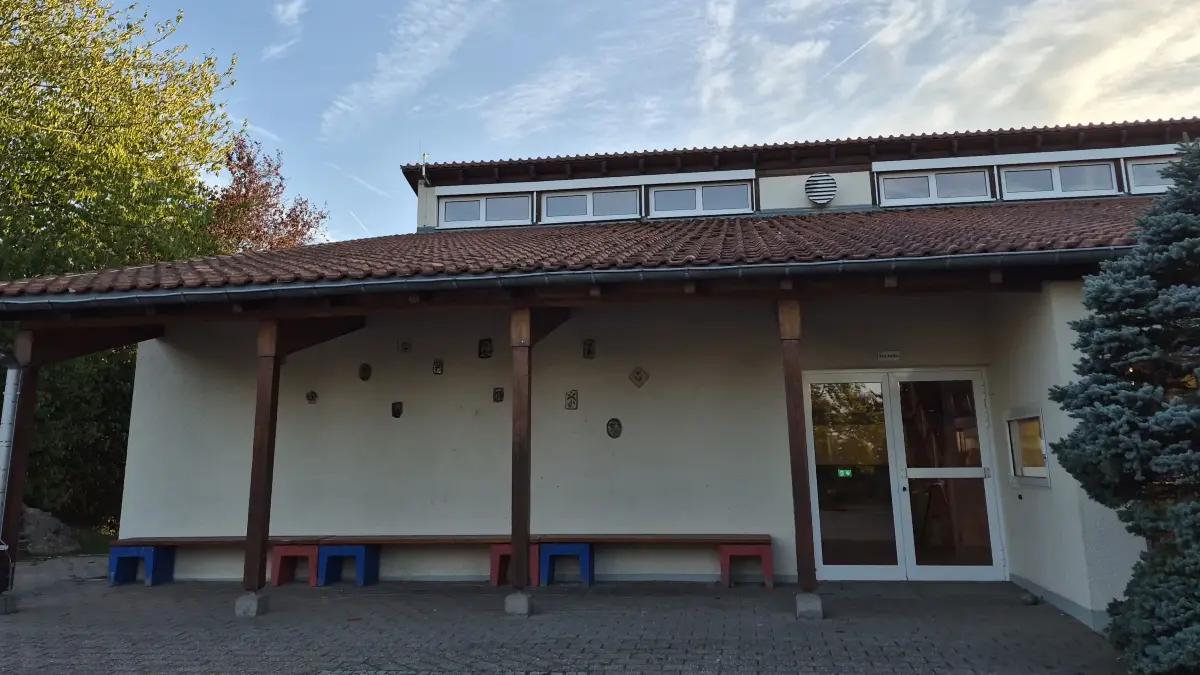 Das Bild zeigt den Aulabau der Grundschule.