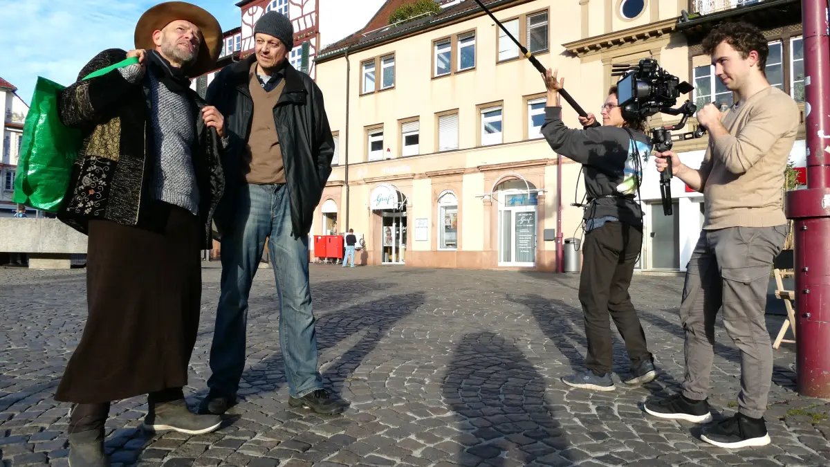 Jörg Harald Werron als „Alfons“ und Dieter Rupp als „Franz“ bei Dreharbeiten auf dem Lahrer Marktplatz. Die Kamera bediente Lukas Herbrand, die Tonangel hielt Jan Korinth.