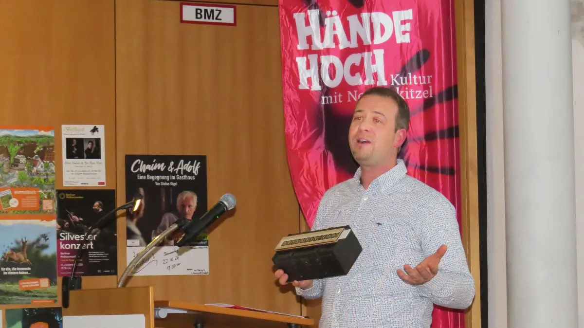 Museumsleiter David Hendel führte am Mittwochabend in die neue Sonderausstellung ein, die dem Meisterdieb Sherlock Holmes gewidmet ist.
