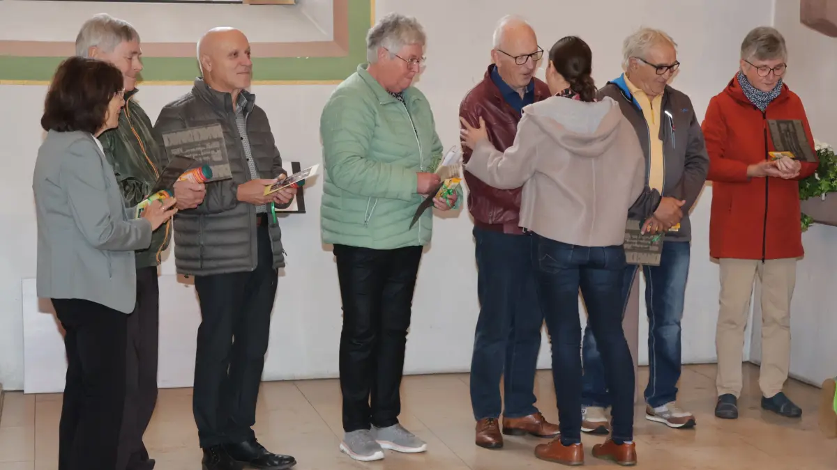 Es gibt viele die in Beffendorf die Pflege um das Gemeindehaus übernehmen. Gabi Staiger und Manfred Haaga (Mitte) wurden nach langjähriger Tätigkeit in den wohlverdienten Ruhestand verabschiedet.