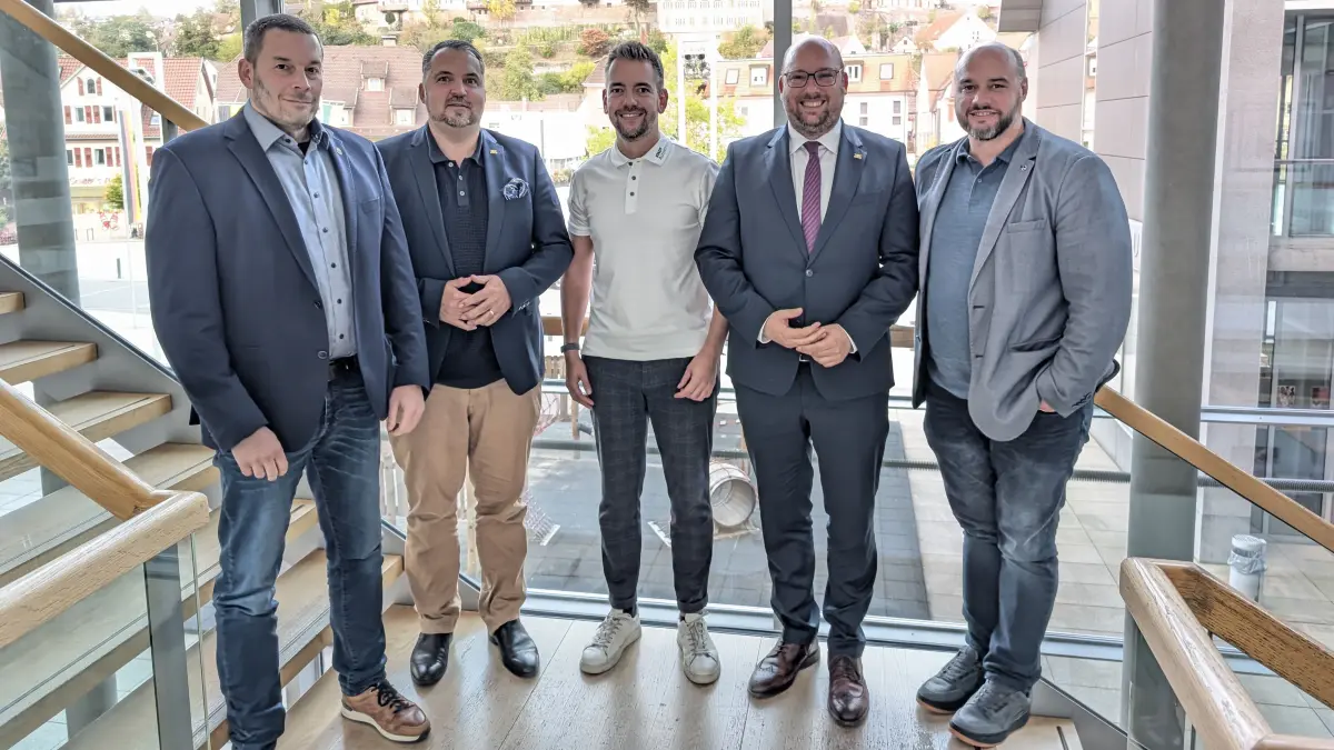 Uwe Grandel, Landtagsabgeordneter Christian Gehring, Bürgermeister Oliver Valha, Landtagsabgeordneter Carl Christian Hirsch sowie Daniel Sailer (von links) tauschten sich beim Gespräch im Altensteiger Rathaus über Maßnahmen für eine bessere Sicherheit im ländlichen Raum aus.