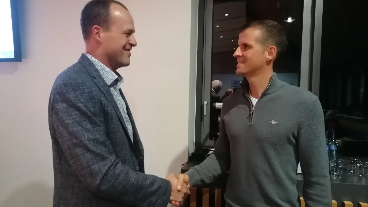 Jonas Nothacker (rechts) verpflichtete Lars Dannenmann zum Bürgermeister.